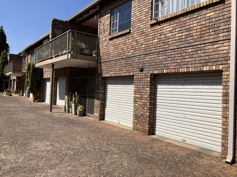 Cozy 2 Bedroom Apartment with Lock up Garage for sale - Photo 6