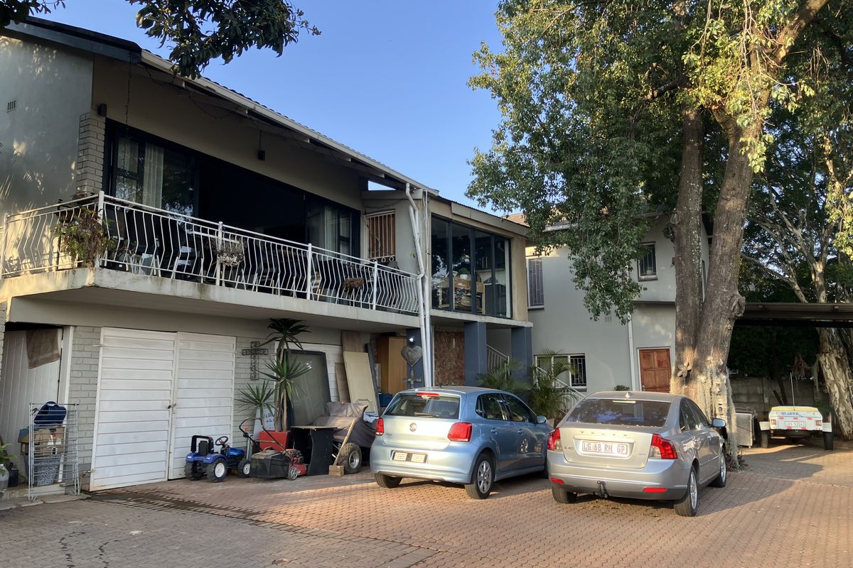 Spacious Family Home in a sought-after suburb with a breathtaking view for sale - Photo 4