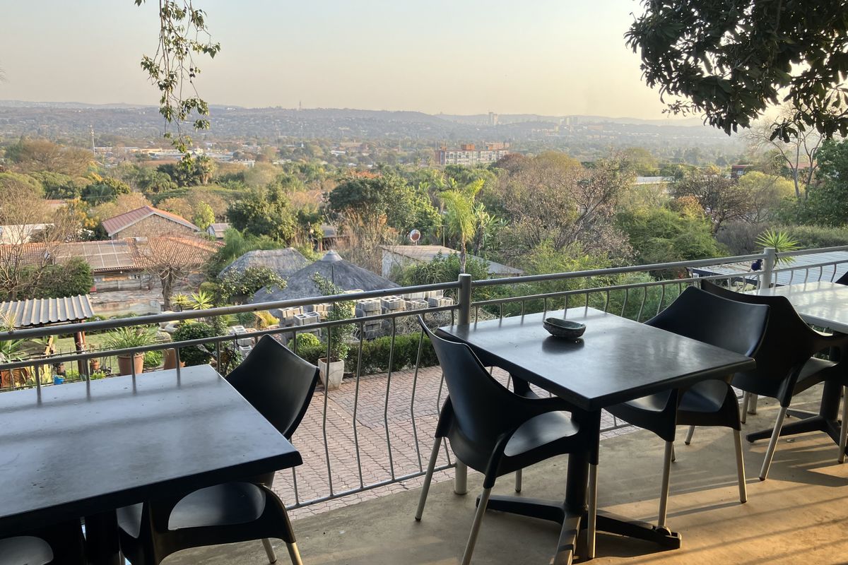 Spacious Family Home in a sought-after suburb with a breathtaking view for sale - Photo 5