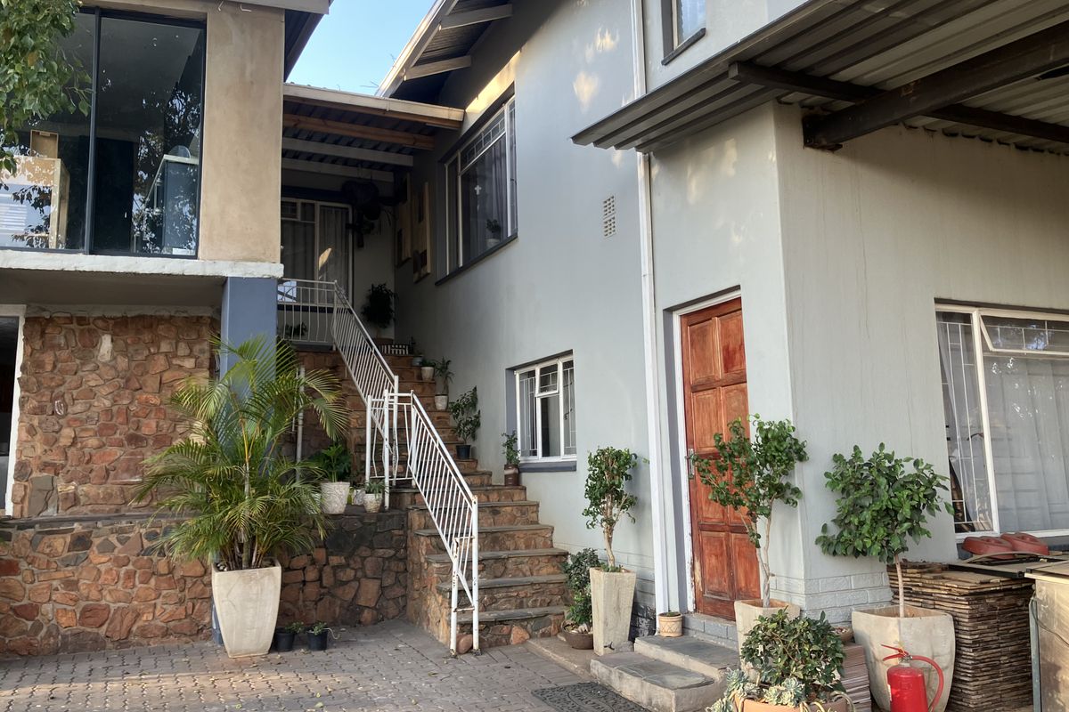 Spacious Family Home in a sought-after suburb with a breathtaking view for sale - Photo 2