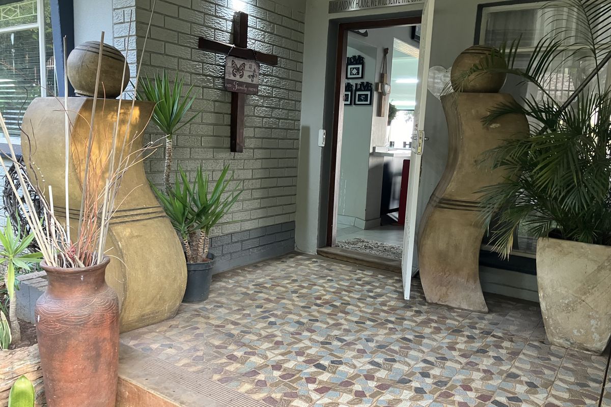 Spacious Family Home in a sought-after suburb with a breathtaking view for sale - Photo 3