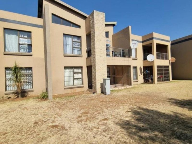 Spacious 3-bedroom apartment in Vanderbijlpark SE 8, perfect for families or investors! Don't miss o - Photo 1