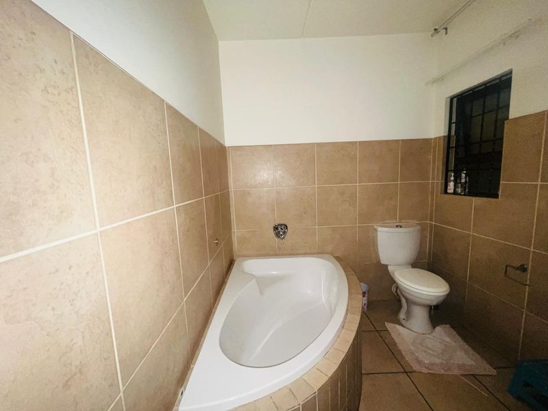 Spacious 3-bedroom apartment in Vanderbijlpark SE 8, perfect for families or investors! Don't miss o - Photo 5