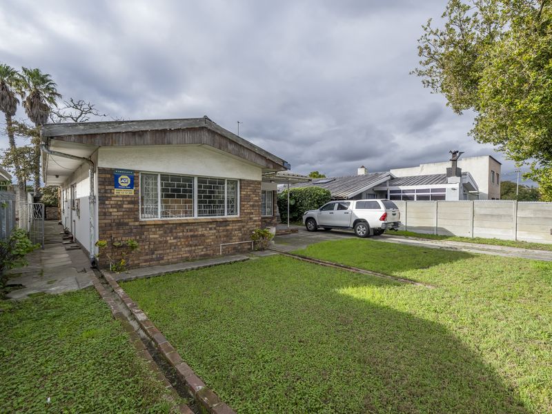 LOOKING FOR SOMETHING CENTRALLY LOCATED? - Photo 2