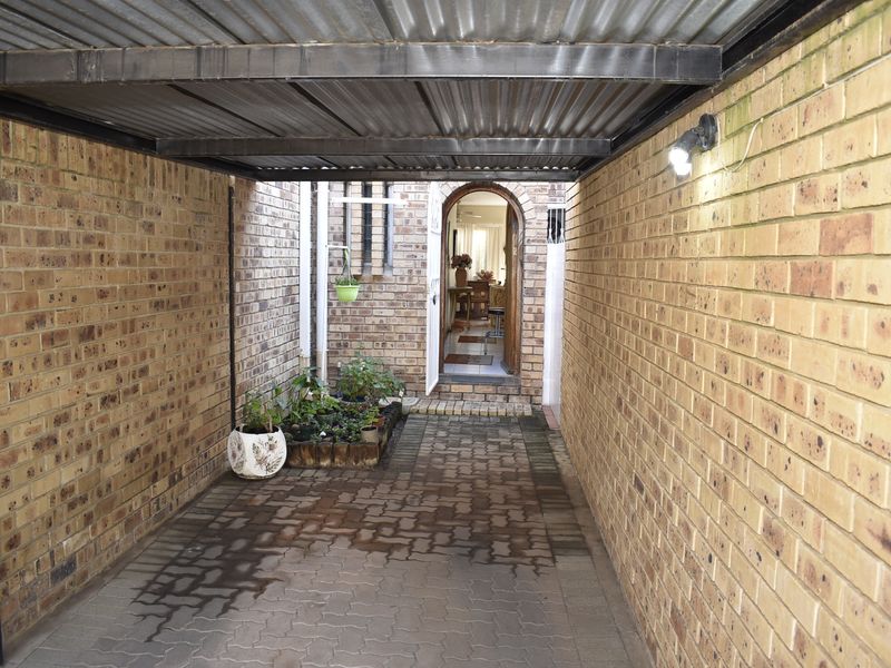 2 Bedroom Townhouse for Sale in a Sought-After Secure Complex - Photo 3