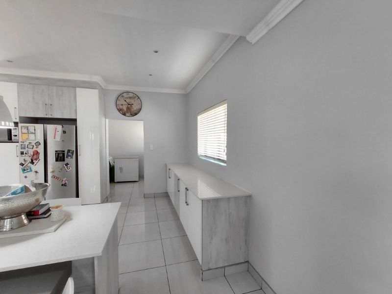 Modern Family Living with a Spacious Granny Flat - Ideal for Extended Family or Extra Income! - Photo 4