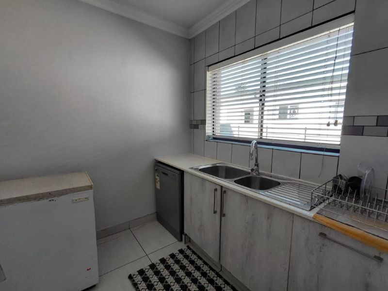 Modern Family Living with a Spacious Granny Flat - Ideal for Extended Family or Extra Income! - Photo 6
