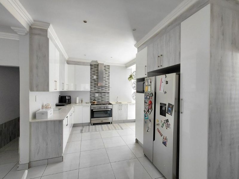 Modern Family Living with a Spacious Granny Flat - Ideal for Extended Family or Extra Income! - Photo 2