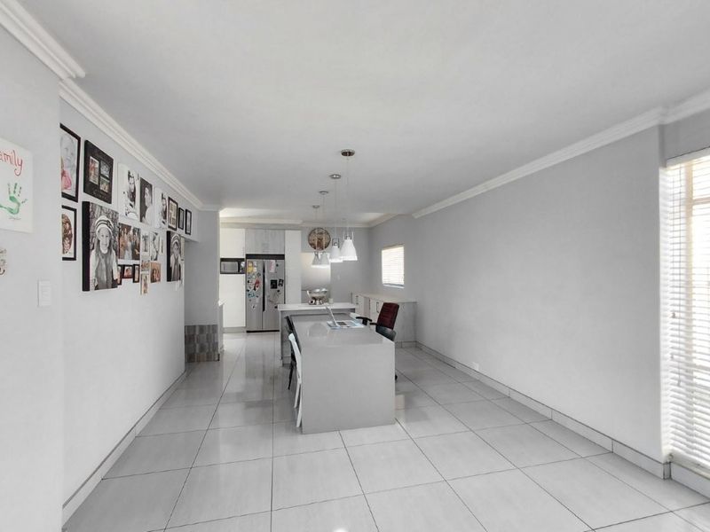 Modern Family Living with a Spacious Granny Flat - Ideal for Extended Family or Extra Income! - Photo 3