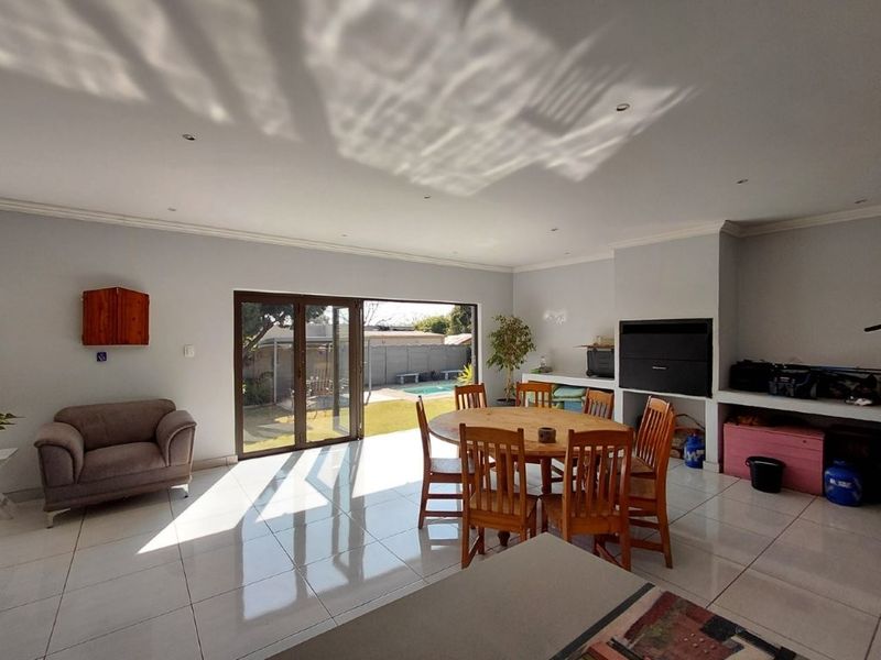 Modern Family Living with a Spacious Granny Flat - Ideal for Extended Family or Extra Income! - Photo 9