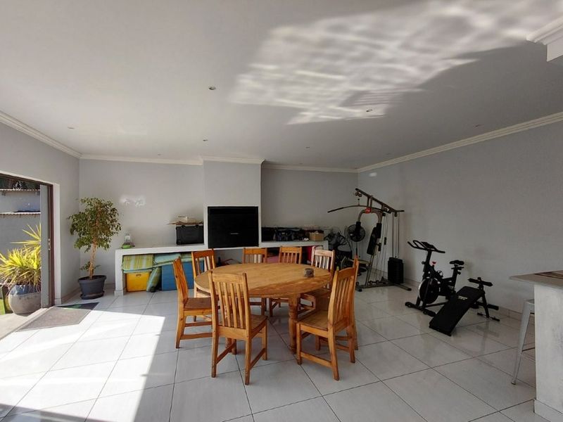 Modern Family Living with a Spacious Granny Flat - Ideal for Extended Family or Extra Income! - Photo 10