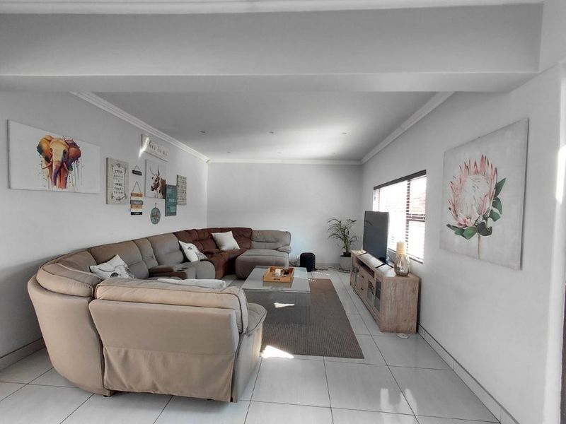 Modern Family Living with a Spacious Granny Flat - Ideal for Extended Family or Extra Income! - Photo 8
