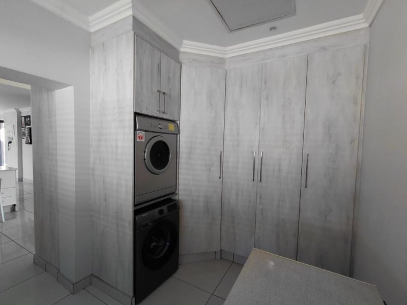 Modern Family Living with a Spacious Granny Flat - Ideal for Extended Family or Extra Income! - Photo 7