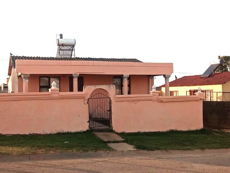 A lovely intimate house in the Hearts of Khayelitsha! - Photo 2