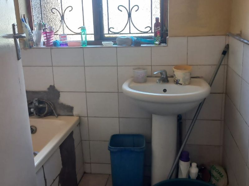 3-Bedroom Home with Income-Generating 2-Bedroom Flatlet - Photo 8