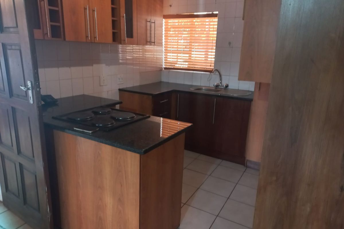 Charming 3-Bedroom Townhouse in Secure Complex with Covered Patio - Photo 4