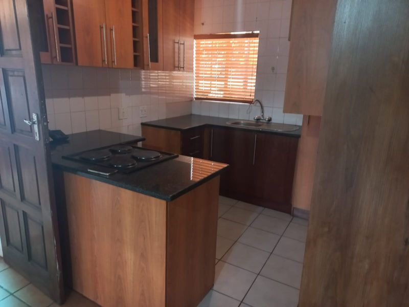 Charming 3-Bedroom Townhouse in Secure Complex with Covered Patio - Photo 4