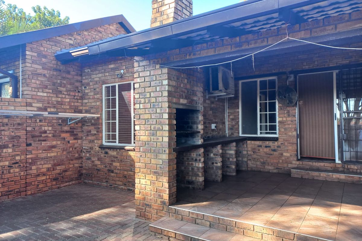 Charming 3-Bedroom Townhouse in Secure Complex with Covered Patio - Photo 2