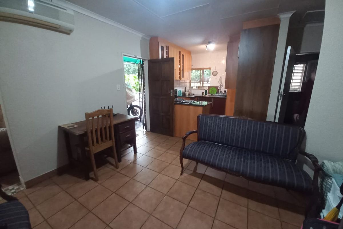 Charming 3-Bedroom Townhouse in Secure Complex with Covered Patio - Photo 5