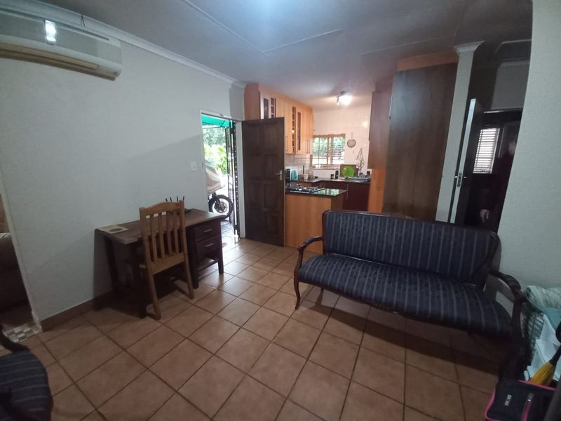 Charming 3-Bedroom Townhouse in Secure Complex with Covered Patio - Photo 5