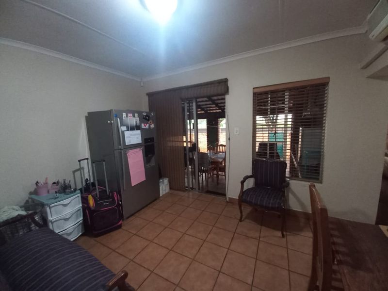 Charming 3-Bedroom Townhouse in Secure Complex with Covered Patio - Photo 9