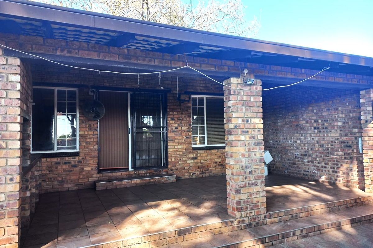 Charming 3-Bedroom Townhouse in Secure Complex with Covered Patio - Photo 3