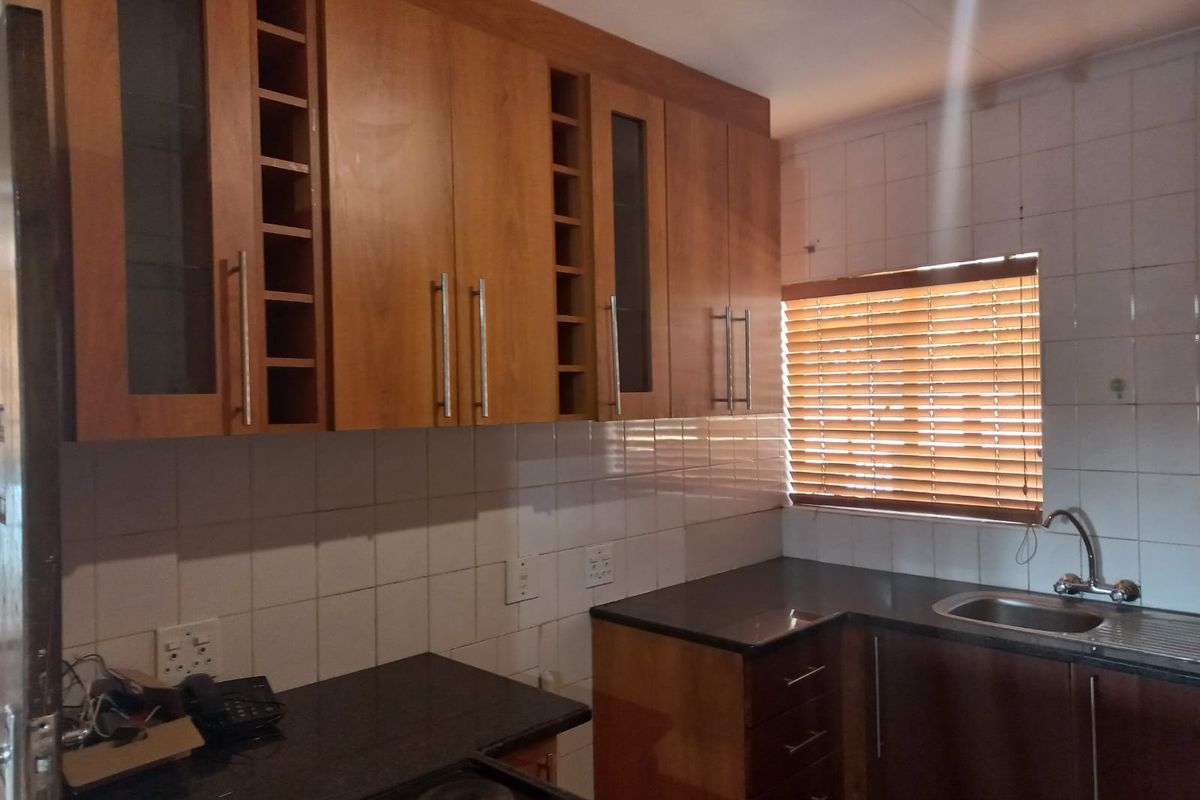 Charming 3-Bedroom Townhouse in Secure Complex with Covered Patio - Photo 5