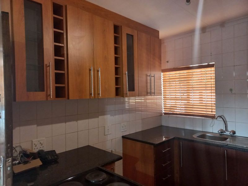 Charming 3-Bedroom Townhouse in Secure Complex with Covered Patio - Photo 5