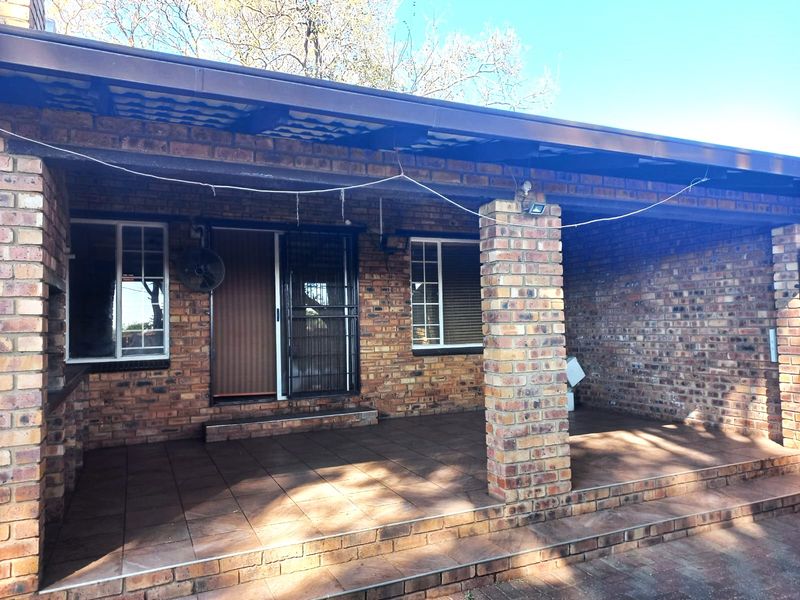 Charming 3-Bedroom Townhouse in Secure Complex with Covered Patio - Photo 1