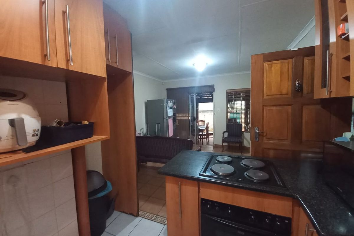 Charming 3-Bedroom Townhouse in Secure Complex with Covered Patio - Photo 4