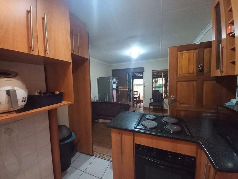Charming 3-Bedroom Townhouse in Secure Complex with Covered Patio - Photo 4