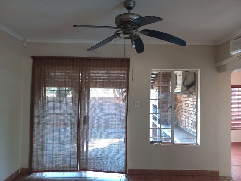Charming 3-Bedroom Townhouse in Secure Complex with Covered Patio - Photo 9