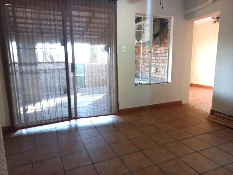 Charming 3-Bedroom Townhouse in Secure Complex with Covered Patio - Photo 8