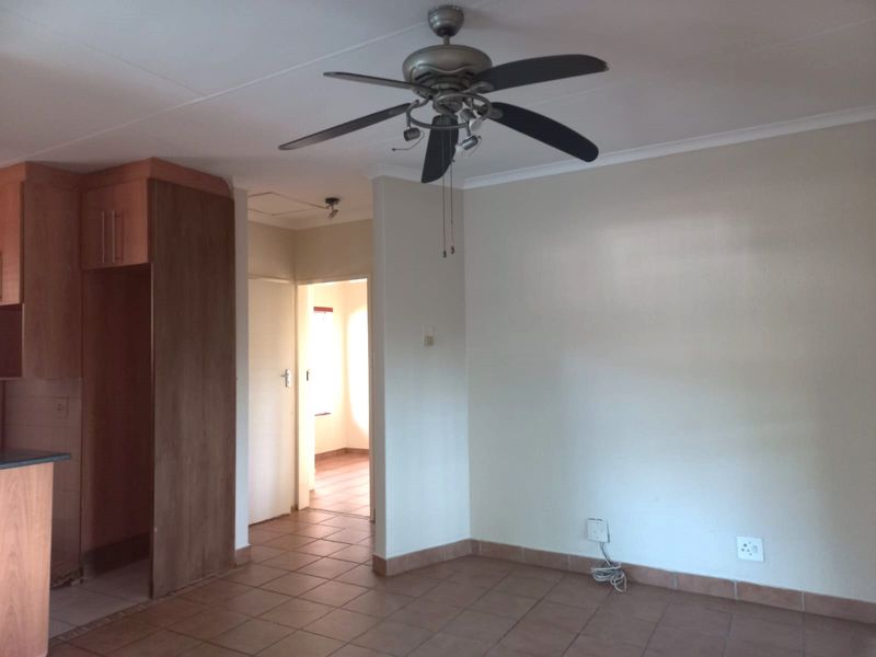 Charming 3-Bedroom Townhouse in Secure Complex with Covered Patio - Photo 7