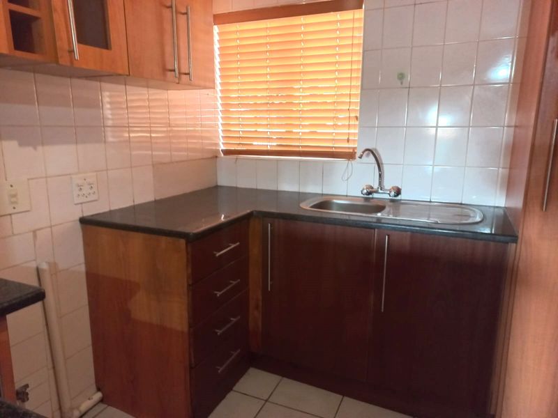 Charming 3-Bedroom Townhouse in Secure Complex with Covered Patio - Photo 2