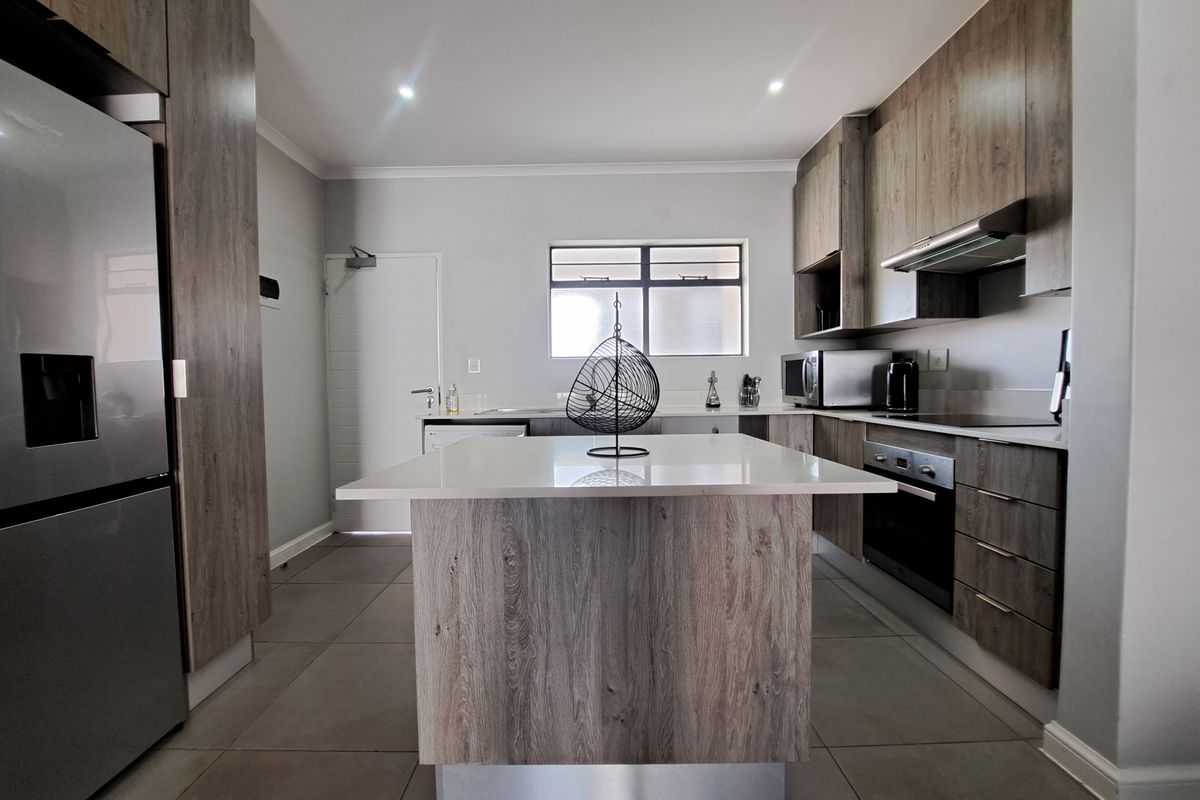 Modern air bnb ready lifestyle estate in prime location - Photo 3