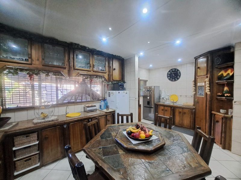 Family Home!! - Photo 9