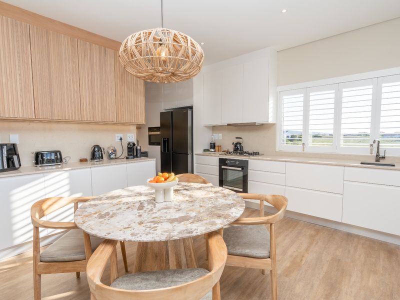 Brand-New Lock-Up & Go Luxury Apartment - Photo 3