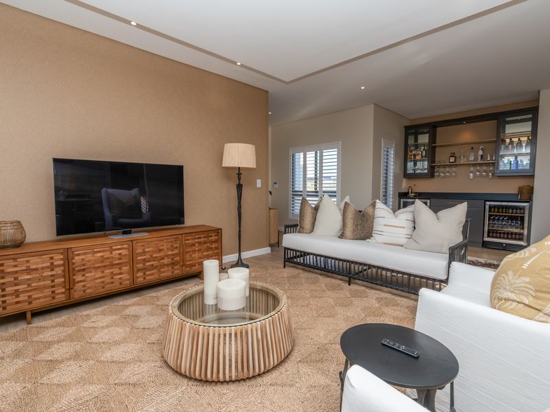 Brand-New Lock-Up & Go Luxury Apartment - Photo 10