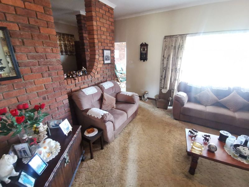 Charming Family Home - Photo 9