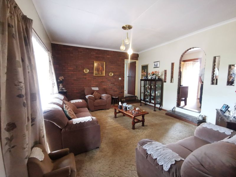 Charming Family Home - Photo 8