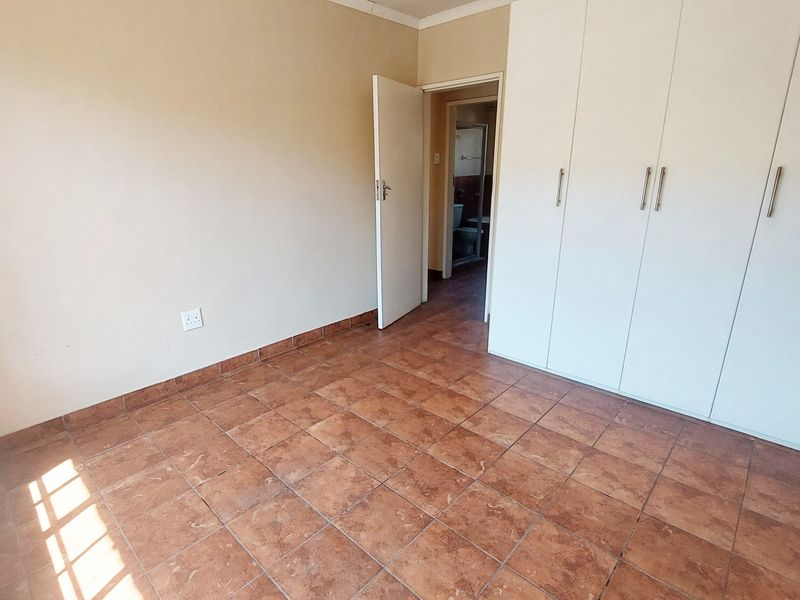 Modern Comfort in Vaalpark: Your Perfect Lock-Up-and-Go Retreat - Photo 5