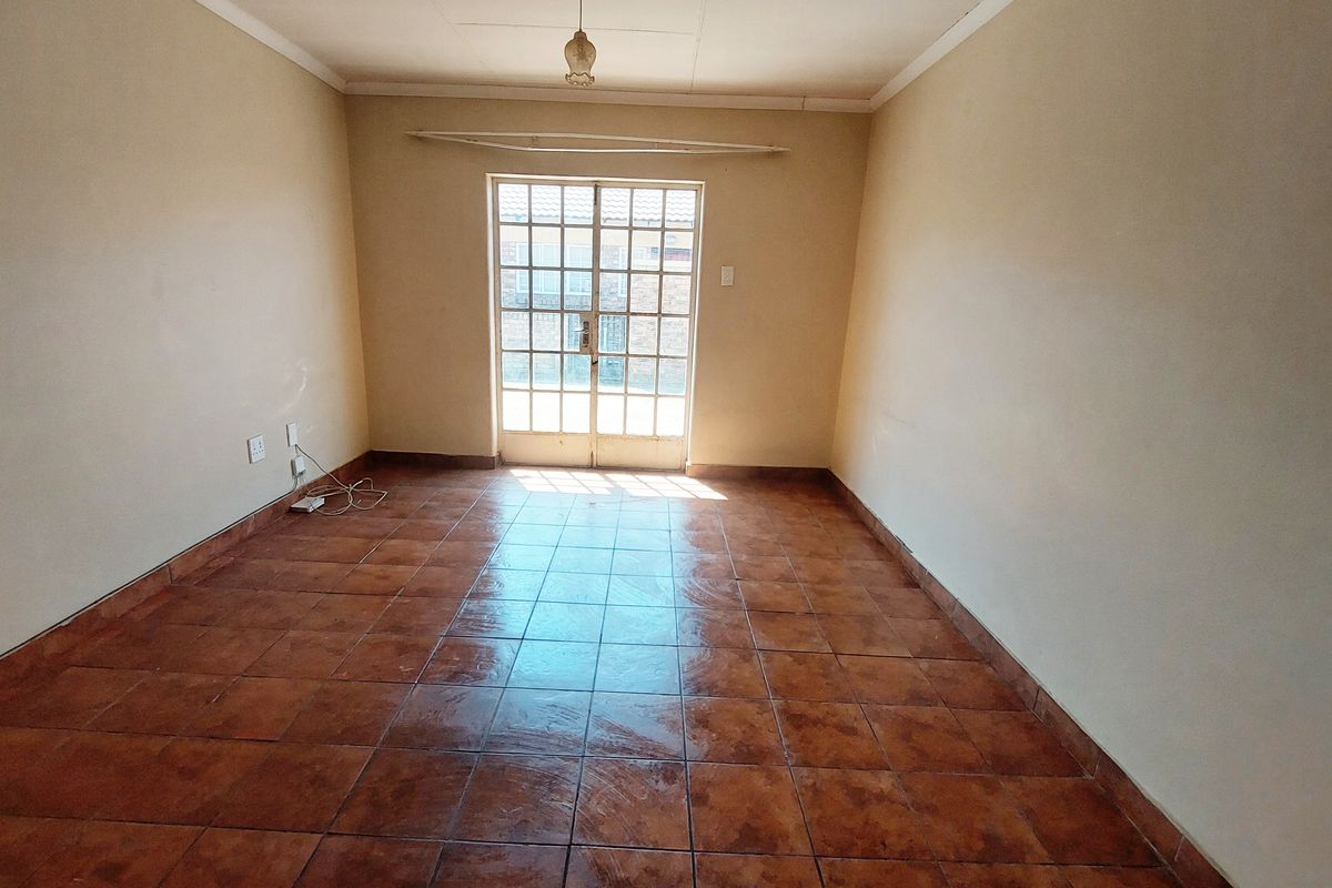 Modern Comfort in Vaalpark: Your Perfect Lock-Up-and-Go Retreat - Photo 3