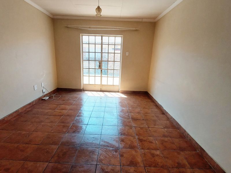 Modern Comfort in Vaalpark: Your Perfect Lock-Up-and-Go Retreat - Photo 3