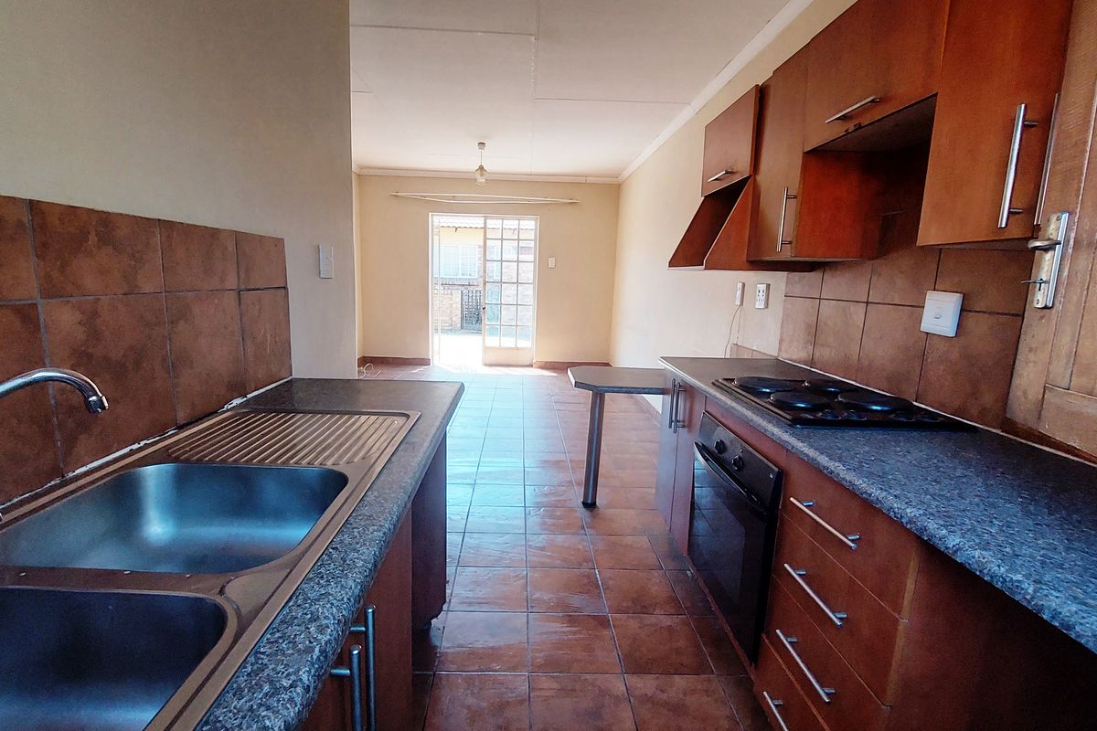Modern Comfort in Vaalpark: Your Perfect Lock-Up-and-Go Retreat - Photo 2