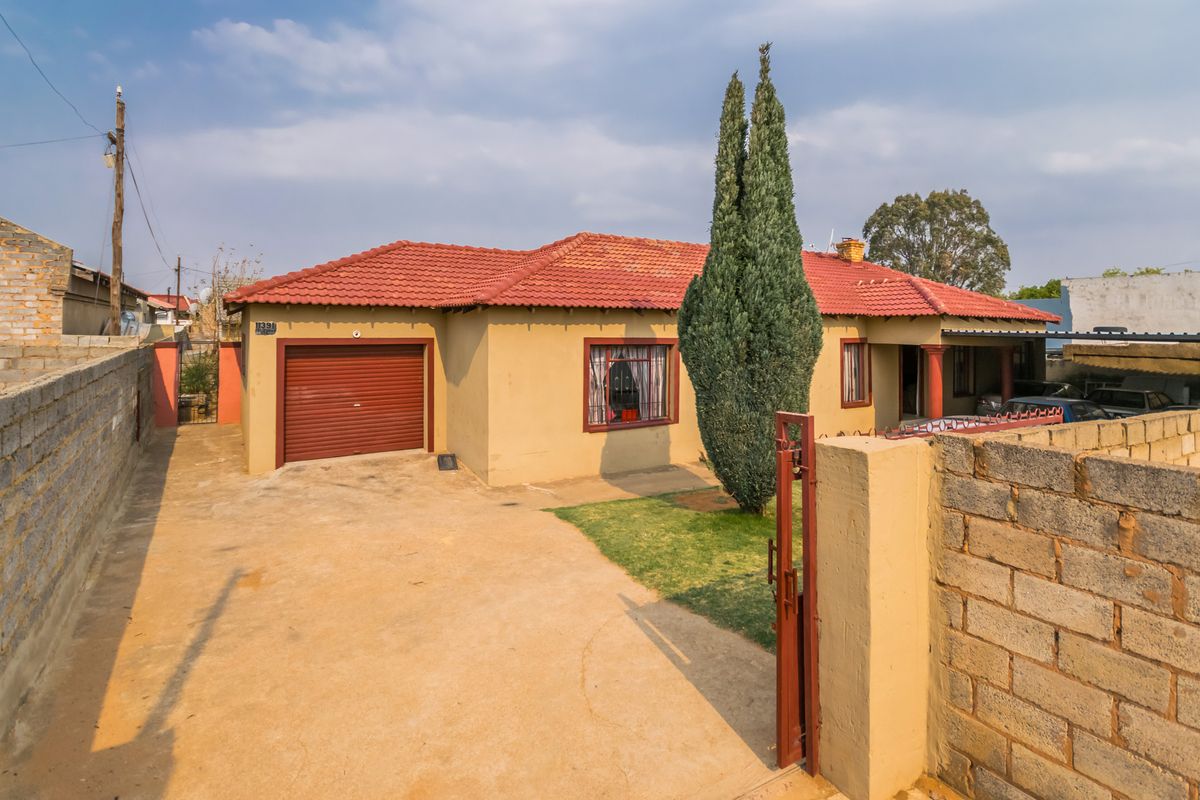 Lovely 4 Bedroom Mansion in Kagiso For Sale - Photo 4