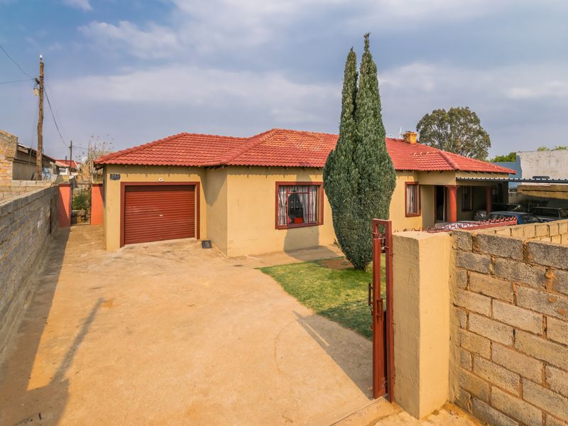 Lovely 4 Bedroom Mansion in Kagiso For Sale - Photo 4