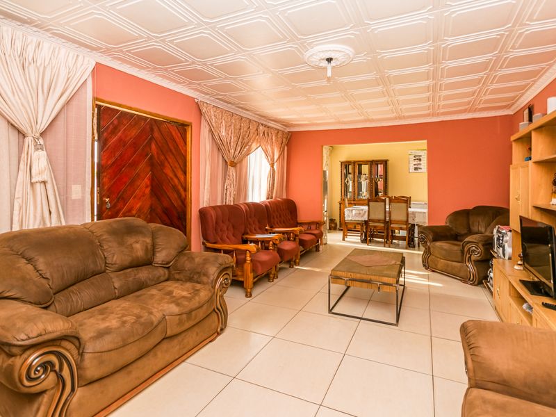 Lovely 4 Bedroom Mansion in Kagiso For Sale - Photo 3