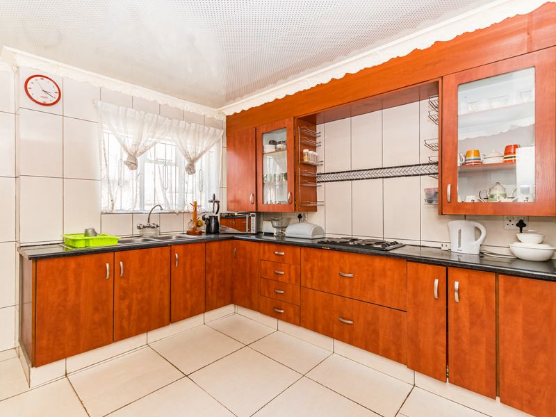 Lovely 4 Bedroom Mansion in Kagiso For Sale - Photo 6