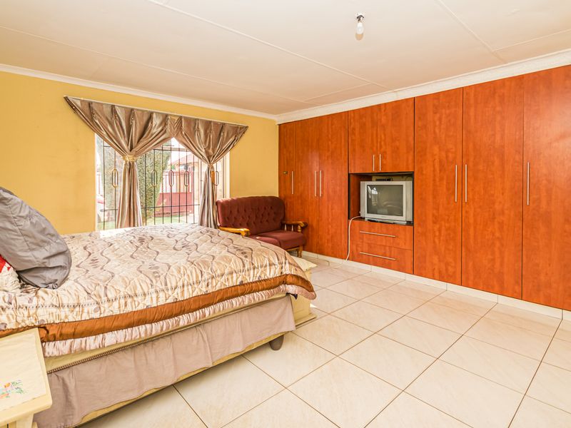 Lovely 4 Bedroom Mansion in Kagiso For Sale - Photo 10